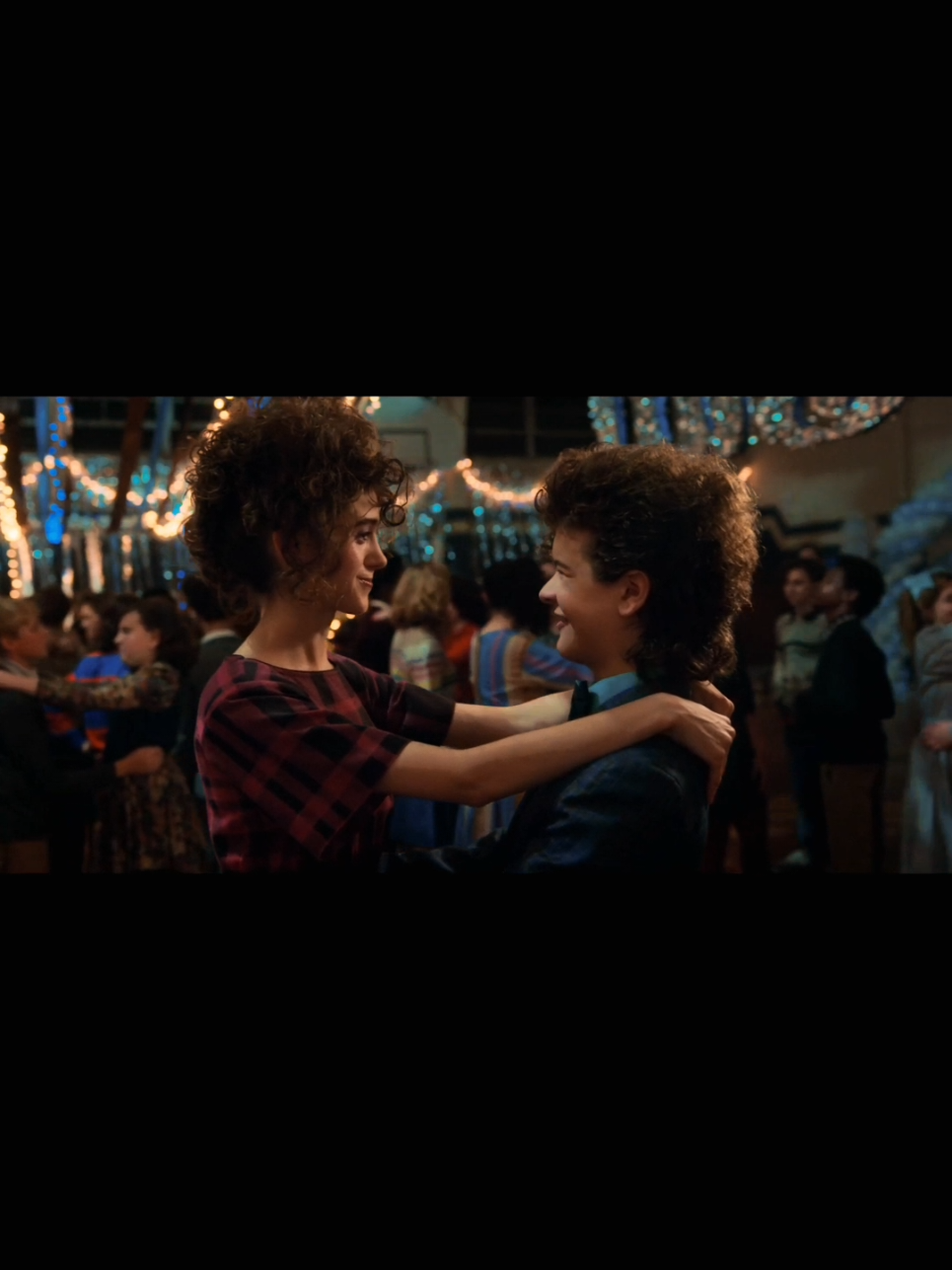 Nancy e Dustin💕✨️ #nancywheeler #dustinhenderson #strangerthings #bailedeinverno #faclube #hawkinsindiana 