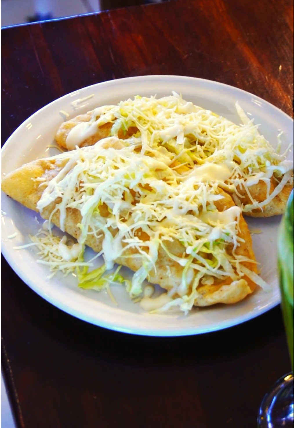 Así se prepara el antojo jarocho como debe ser… Masa recién hecha, relleno con sazón de casa y ese toque doradito que solo tienen las empanadas veracruzanas En Puerto Veracruz, cada detalle cuenta. Aquí el sabor se hace a mano, con tradición y mucho amor. 📍 Encuéntranos en: Sucursal Mirador | 📞 222 959 8265 Sucursal Plaza Santa Fe | 📞 222 227 2701 Sucursal Camino Real | 📞 222 574 9881 #puebla #veracruz #Foodie #brunch #desayuno #comida #food #instafood #mexicanfood #fyp #fypシ゚ #paratiiiiiiiiiiiiiiiiiiiiiiiiiiiiiii #paratii #viralvideos 