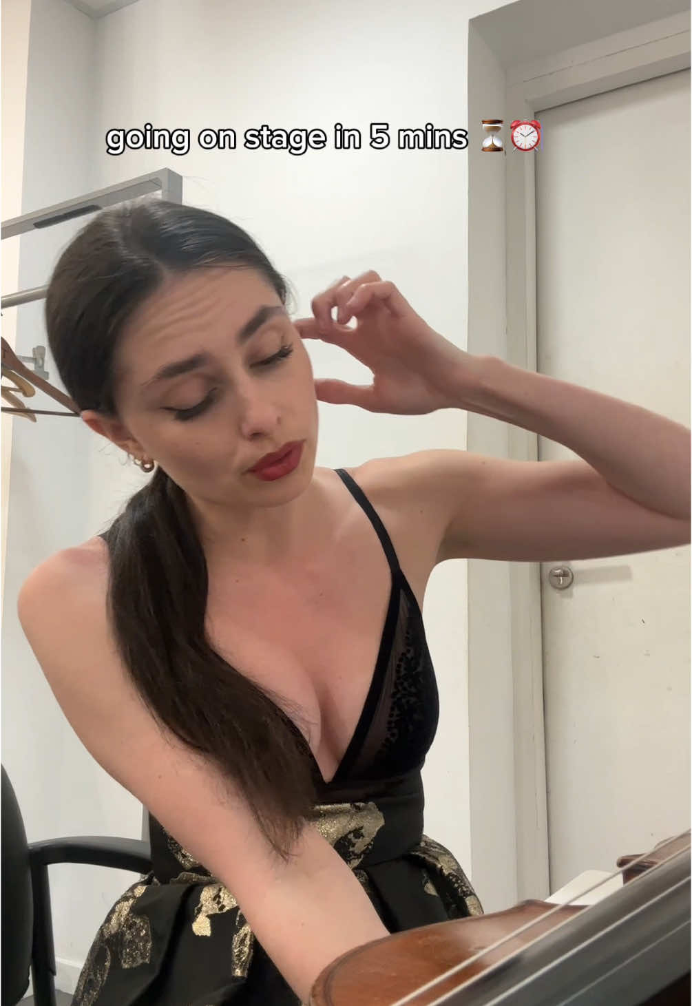 Even the light couldn’t cope 😂💡I’m okay though don’t worry, just my way of memorising a passage of music 🎶🗣️ This is Lua Branca by Chiquinha Ginzaga and it’s on my up coming album ‘Women’ which you can pre save now on my profile! #classicalmusic #violin #musiqueclassique #violon #fy #fyp #violintok #musician #music #newmusic #WomenOfTikTok #solfege #singing 