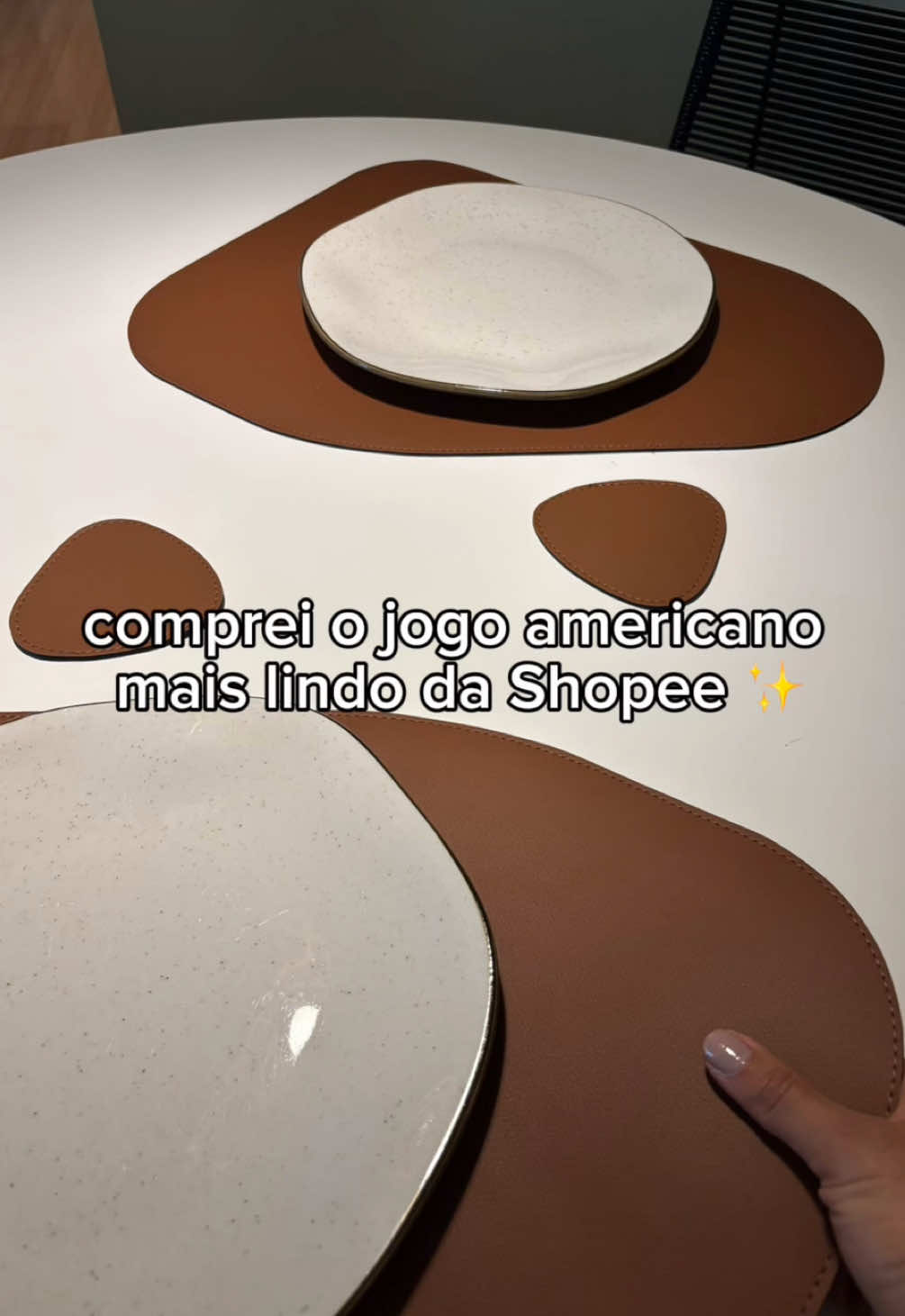 Ele é todo em courino, dupla face, super fácil de limpar e tem esse formato orgânico que deixa qualquer mesa posta linda! Comprinha na Shopee que me surpreendeu demais! #cozinhaplanejada #cozinhandoemcasa #mesaposta