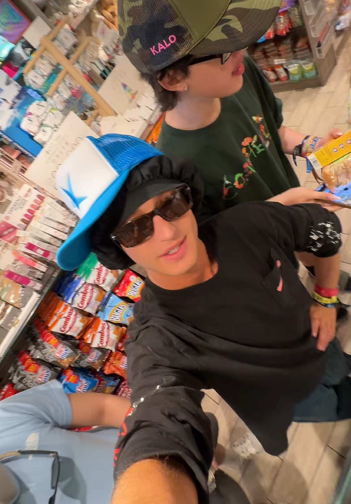 WHOS READY TO PARTYYYY @rheg (°◡°♡) ☆*:+ @aiden belter 