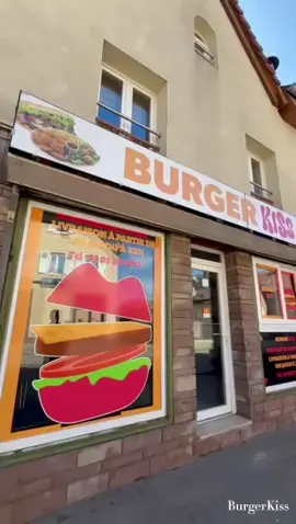 Chez Burger Kiss, chaque détail compte 🫨 Du menu à la présentation, du service à l’assiette — tout est pensé pour offrir une expérience unique. Une cuisine halal de qualité, un accueil chaleureux, et des saveurs qui marquent. LE GOÛT QUI RESTE EN TÊTE. #BurgerKiss #Vendenheim #HalalGourmet #StreetFoodDeQualité #ExcellenceCulinaire#CapCut 