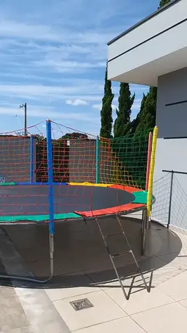 Aproveitando esse domingão de sol, mais uma diversão pra sua festa. #camaelastica #locacaodebrinquedos #festainfantil 