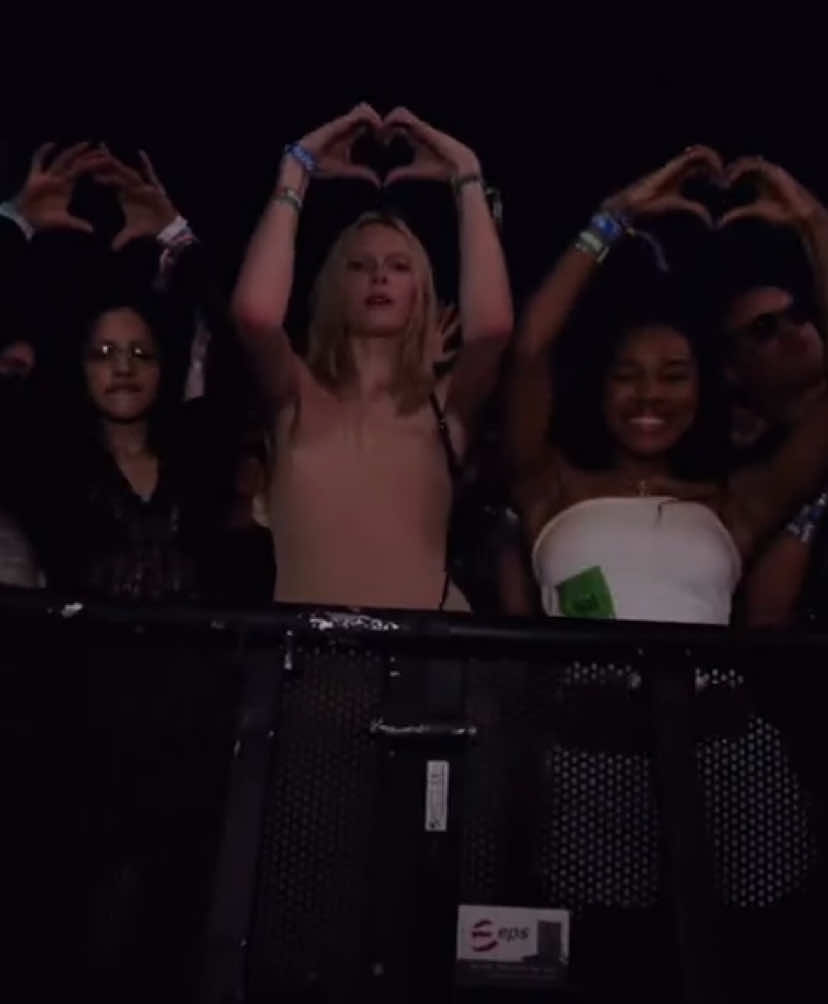 this is iconic! alex Consani, quen blackwell and gabbriette doing the Apple dance during Charli XCX set at Coachella #alexconsani #gabbriette #quenblackwell #coachella #charlixcx #brat #bratchella #mawma 