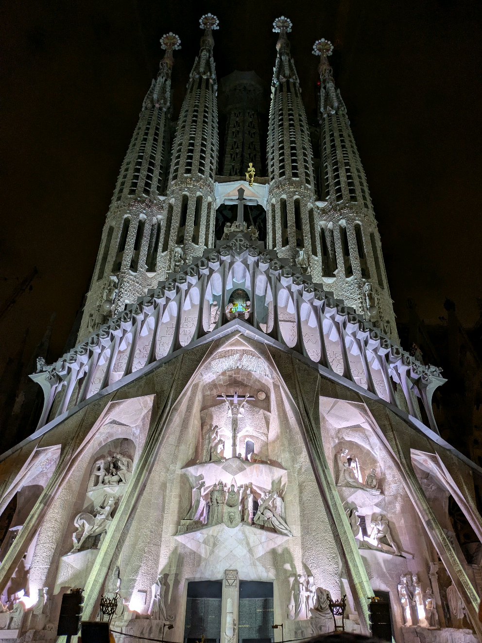 La Sagrada Familia iluminada😍  #barcelona #sagradafamilia 