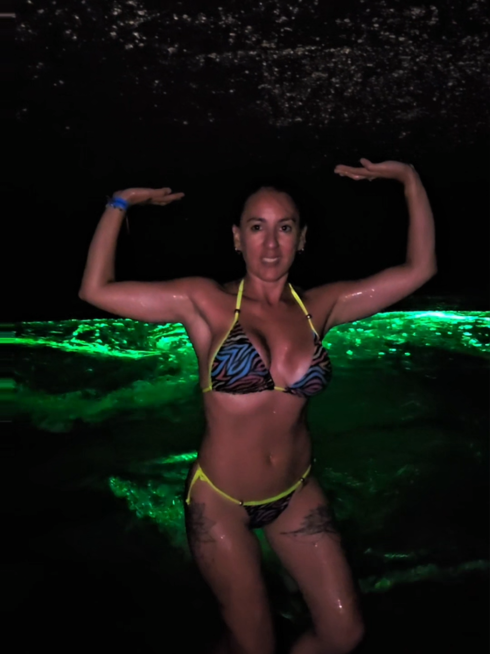 increíble vivir esta experiencia, esta totalmente oscuro y frío ahí abajo...Bastante difícil el acceso...#gruta #claustrofobia #maravilla #brasil #angra #ilhagrande#grutadoacaia#increible 