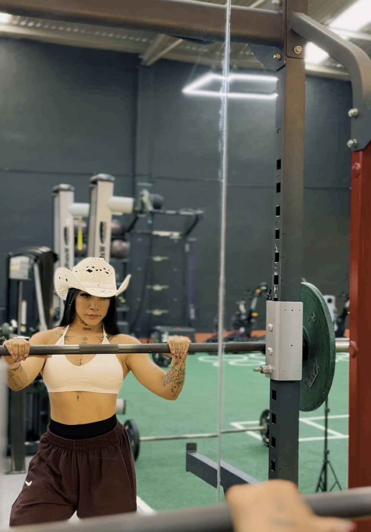 Entrenando con más estilo 👒  #gymtime #Gym #paratiiiiiiiiiiiiiiiiiiiiiiiiiiiiiii #paratiiiiiiiiiiiiiiiiiiiiiiiiiiiiiiiiiii #Fitness #fisicoculturismo #sentadilla #legday #vaquero #bellakath #sombrero 