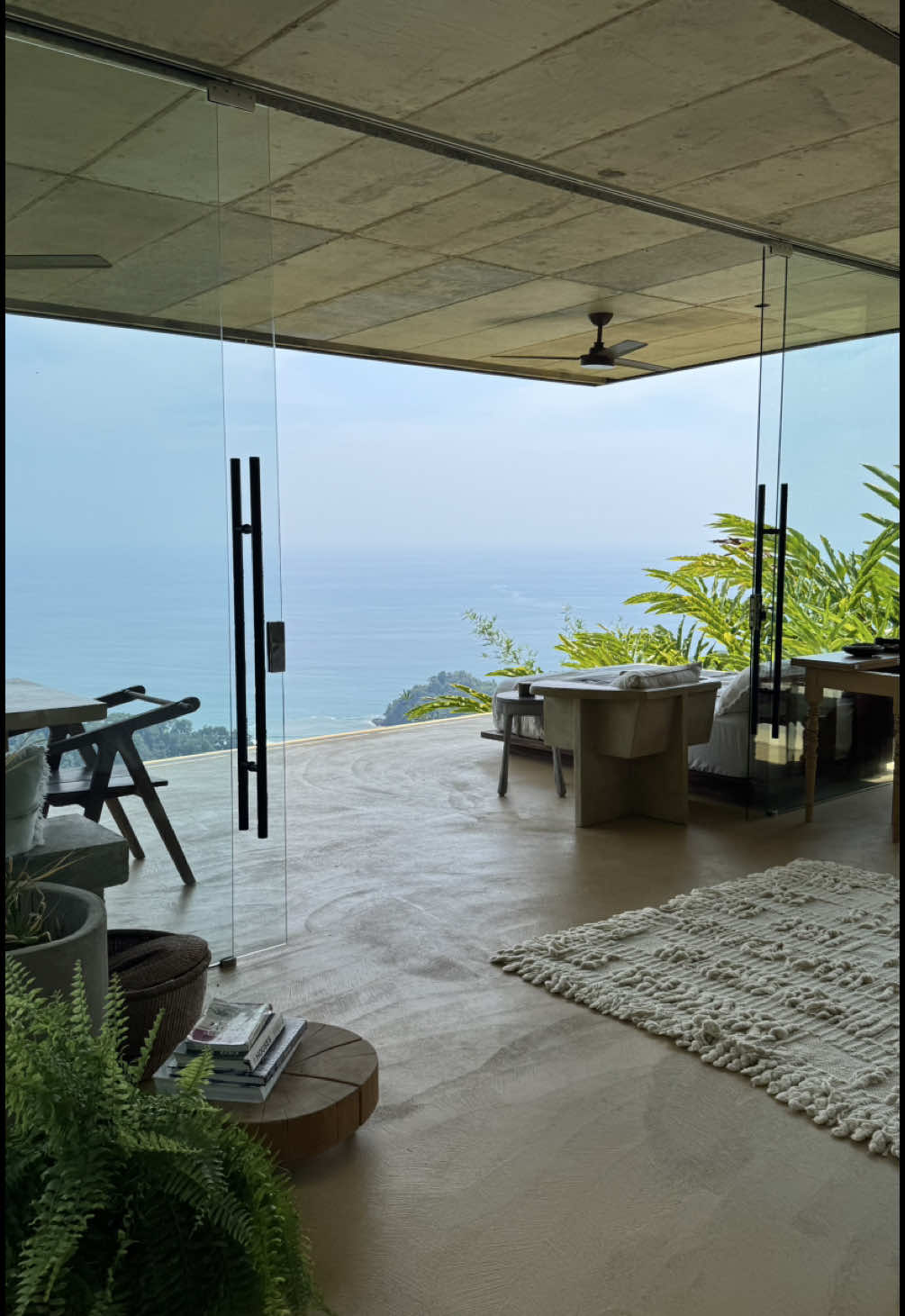 Phone‘s off, do not disturb. #costarica🇨🇷 #airbnb #airbnbfinds #traveltips #costarica #tiktoktravel #sunsetlover #sunsets #costaricacool #costaricapuravida #costaricatiktok #beachvibes #foryou #foryoupagе #tiktokviral #aesthetic #food #RoomTour #traveltok #travelvibes #jungle #oceanview #vacationmode #paradise 