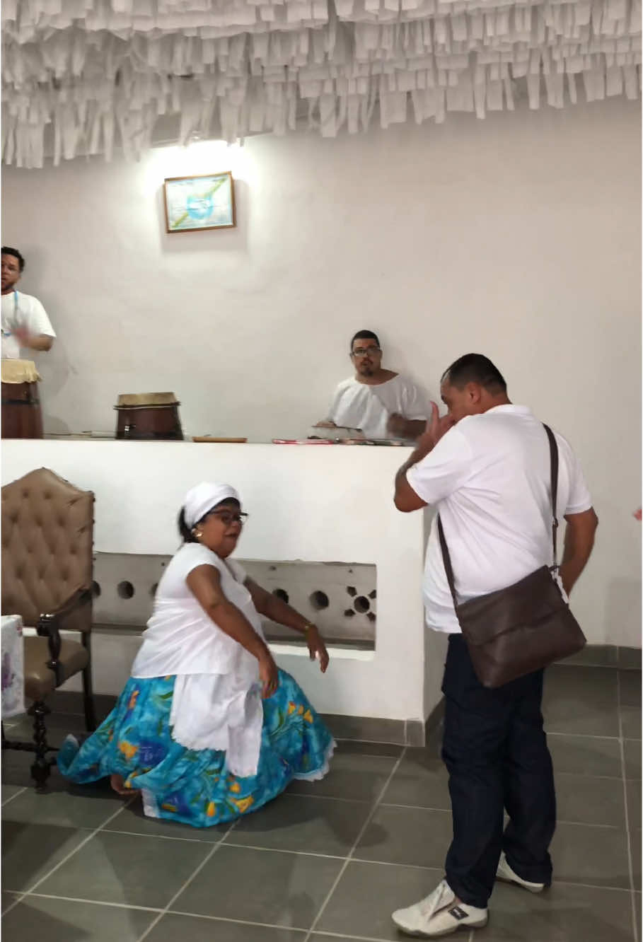 Edit: Que o Sagrado abençoe cada um que elogiou e se emocionou! 🥰Aos que não se agradaram/não concordaram amanhã faz mais um dia!!! Axé. #fyp #candomblé #ketu #angola 