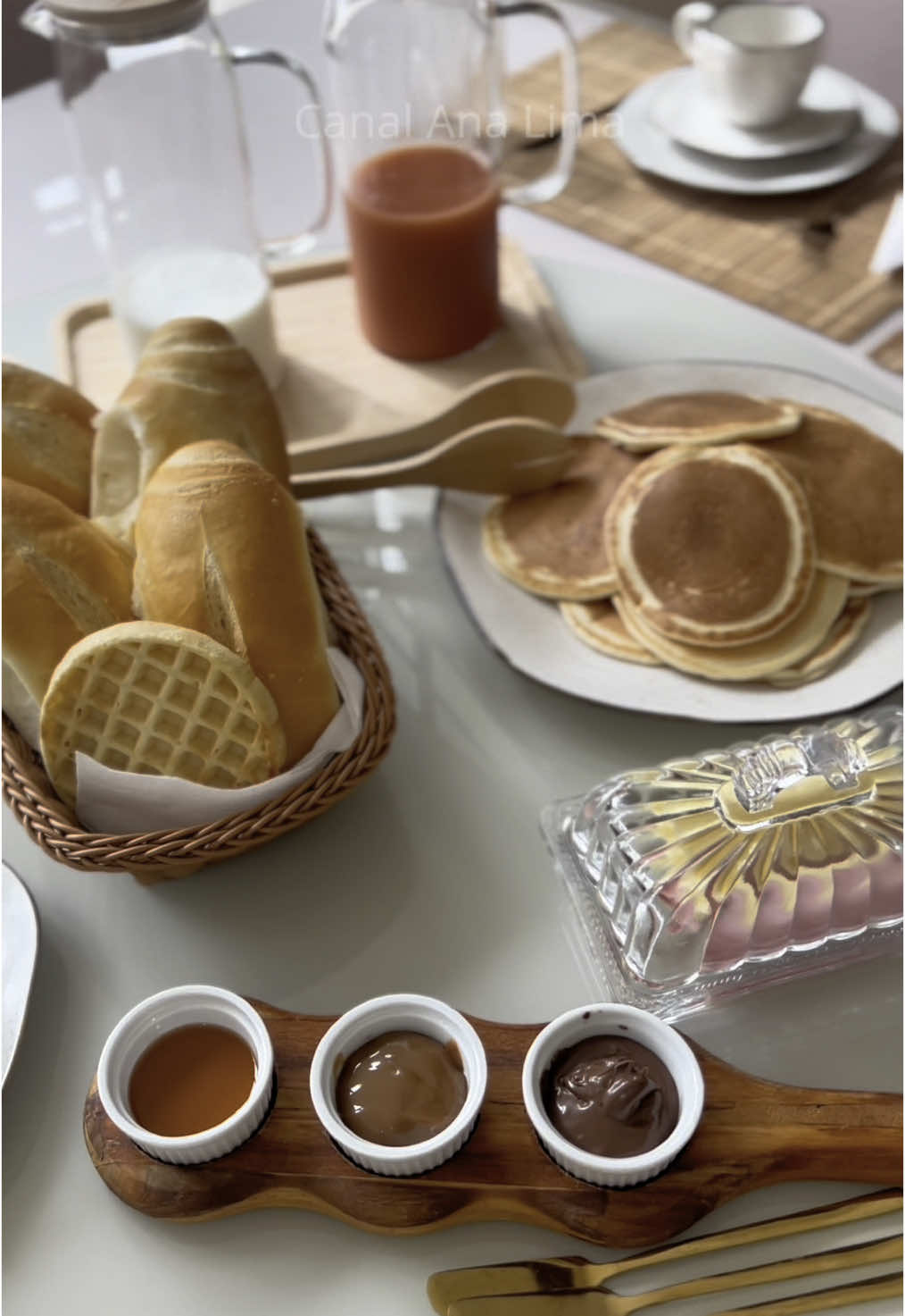 Domingo por aqui começou com panqueca, fruta fresquinha, café passado na hora e pão saindo do forno… Mas o melhor mesmo foi sentar todo mundo junto na mesa. Esses momentos simples valem ouro. #CaféDaManhãDeDomingo #MesaPosta #RotinaEmFamília #DomingoEmCasa #VidaReal