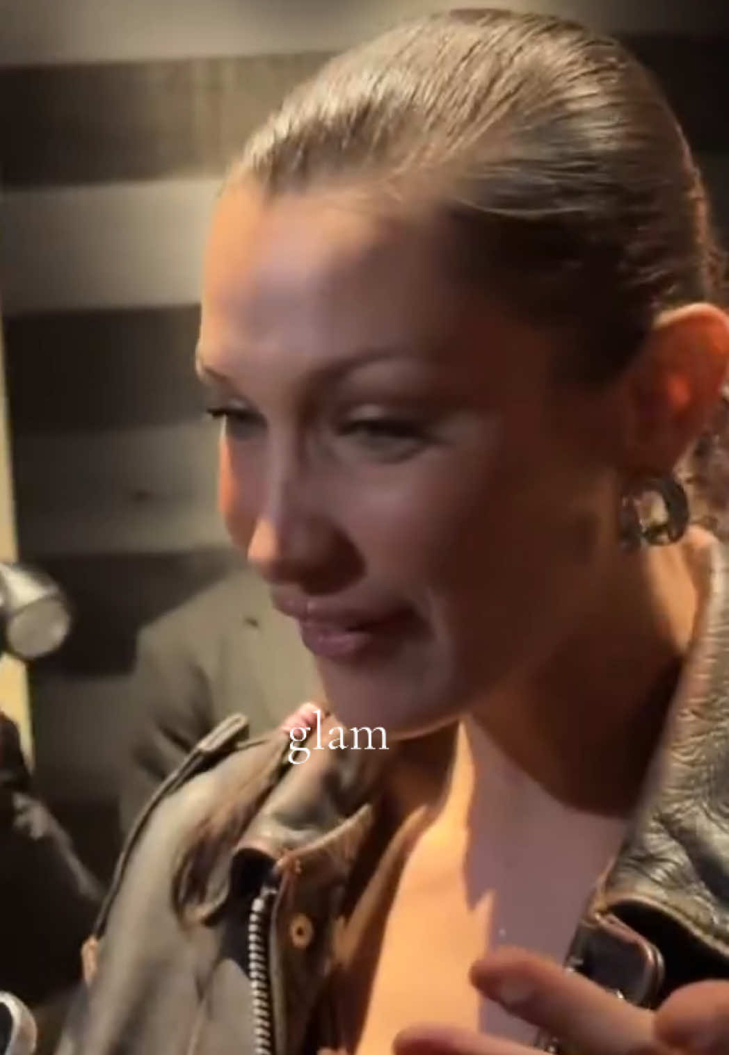 #bellahadid with fans today in Paris #bella #bellahadidedit #bellahadidstyle #paris 