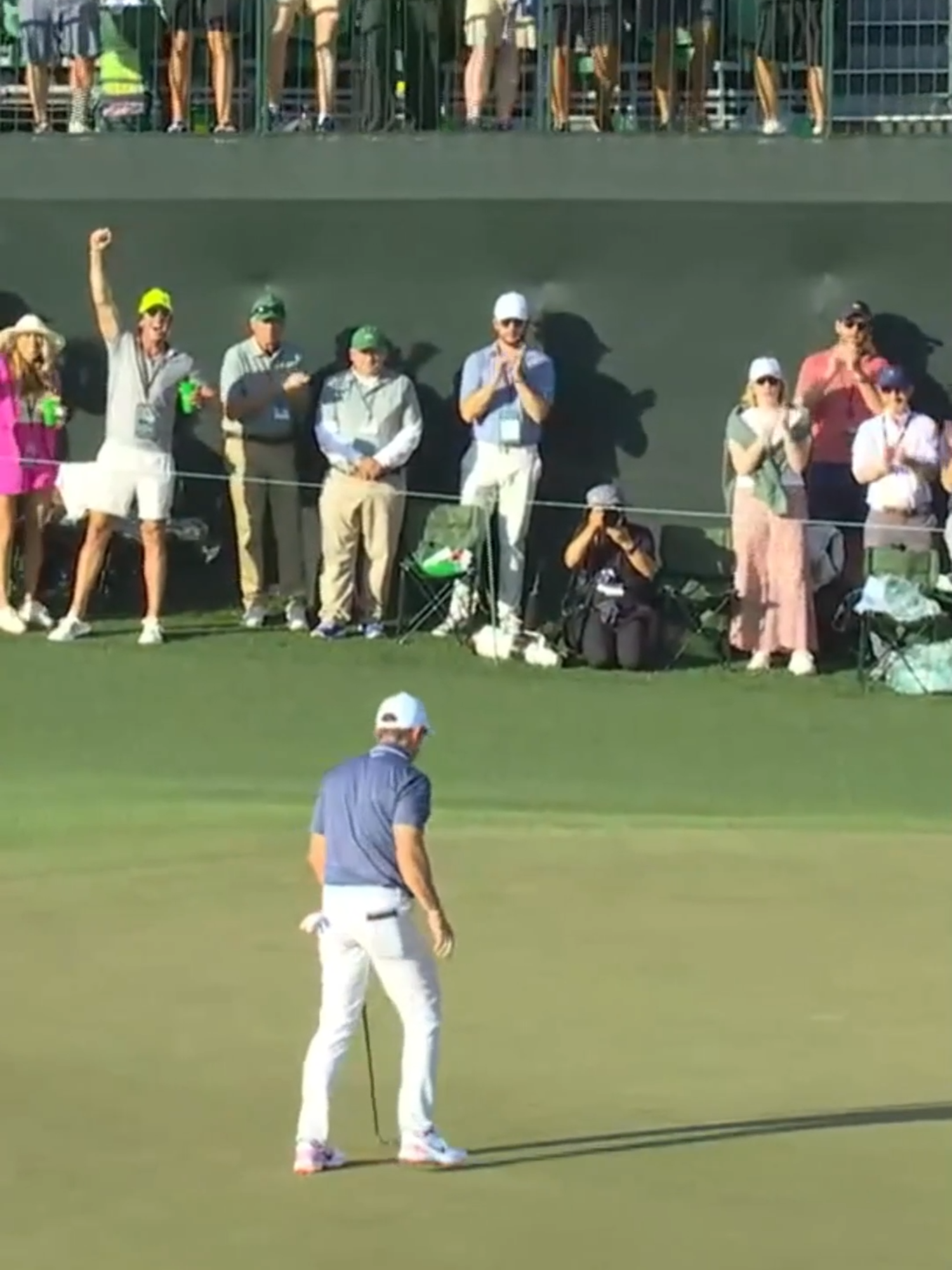 Rory McIlroy birdies No.17 to take the lead. #TheMasters #golf#rorymcilroy