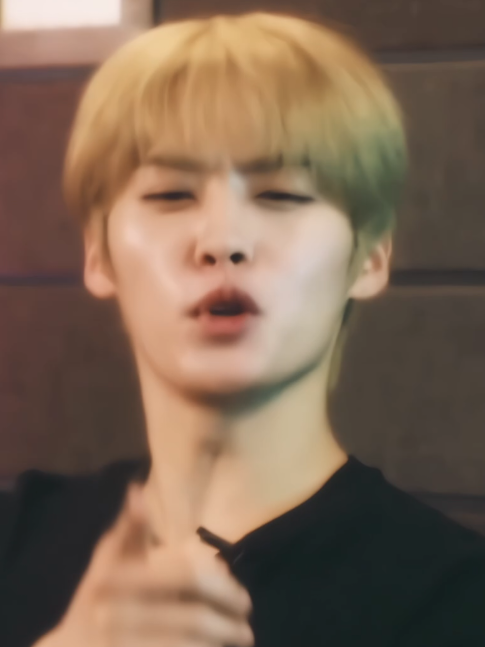 he is so attractive 😮‍💨 . . . #leeknow #fyyyyy #editing #edit #foryou #straykids #fy #viral #editor #stay #fyp #leeknowedit #suzywix 