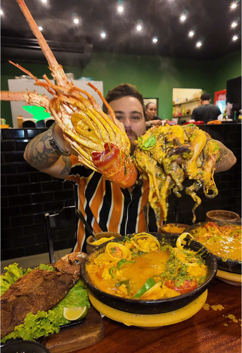 Moqueca de filé de lagosta e moqueca com um polvo inteiro!  A gente foi conhecer essa Moqueca que tá viralizando na internet e se liga em tudo que rolou por lá!  Quem tem essa maravilha é o @escritoriodagadhega  💰 QUANTO?  - Moqueca de Polvo (Com camarão) 169,00 - Moqueca de Filé de Lagosta 289,00 - Caldo de polvo (22,00) - Salada de polvo (99,00)  📍 ONDE?  - Rua Góes Calmon, 33, Saúde #salvador #bahia #ssa #fyp #review #comida #ssaba #ondecomersalvador