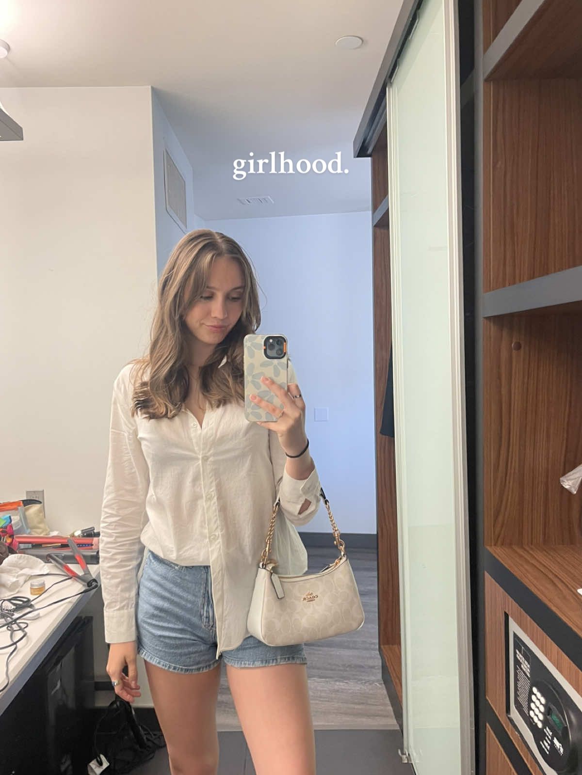 🩰🪞🦢 Messy counters, singing into brushes, doing makeup, why would I ever want anything else #girlhood #beingawoman #makeup #girls #relatable #gettingready #girly #aesthetic 