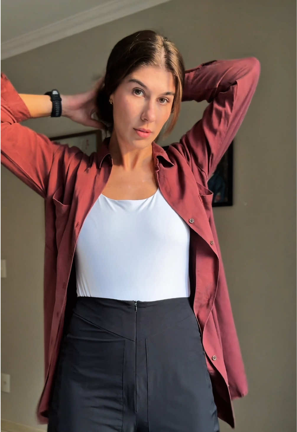 Conforto > tudo, né, minhas tamaradas? Quem vive correndo o dia todo não aguenta mais jeans apertado.  E quando descobri essa calça da @Insider Store , já mandei pra todas as amigas. Vale cada centavo do investimento, juro. Comprem e depois me contem.  #insiderstore #insiderverse #look #comfy #fyp 