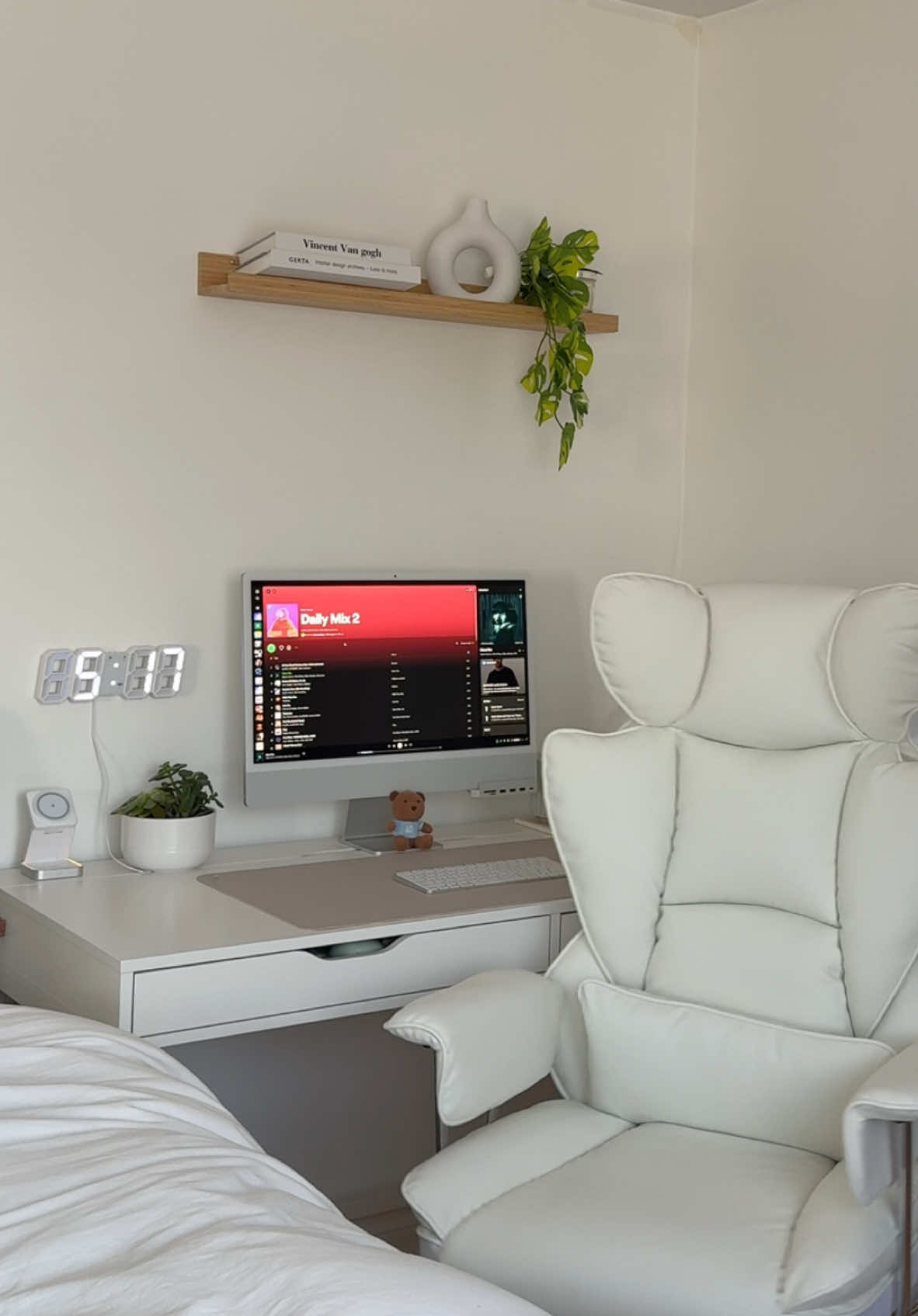 I wish my wfh setup was as cute as my personal  #desksetup #amazonfinds #deskaesthetic #officechair 