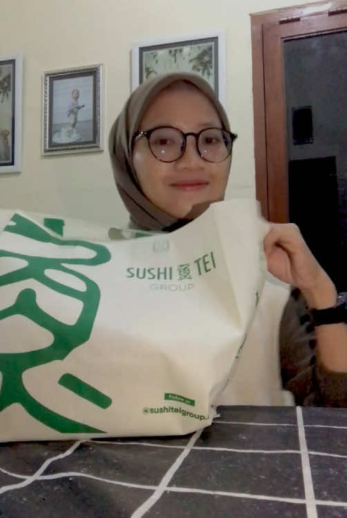 Makan sushi tei berdasarkan rekomendasi warga tiktok #fyppppppppppppppppppppppp #fyp #sushiteiindonesia #sushitei #sushi 