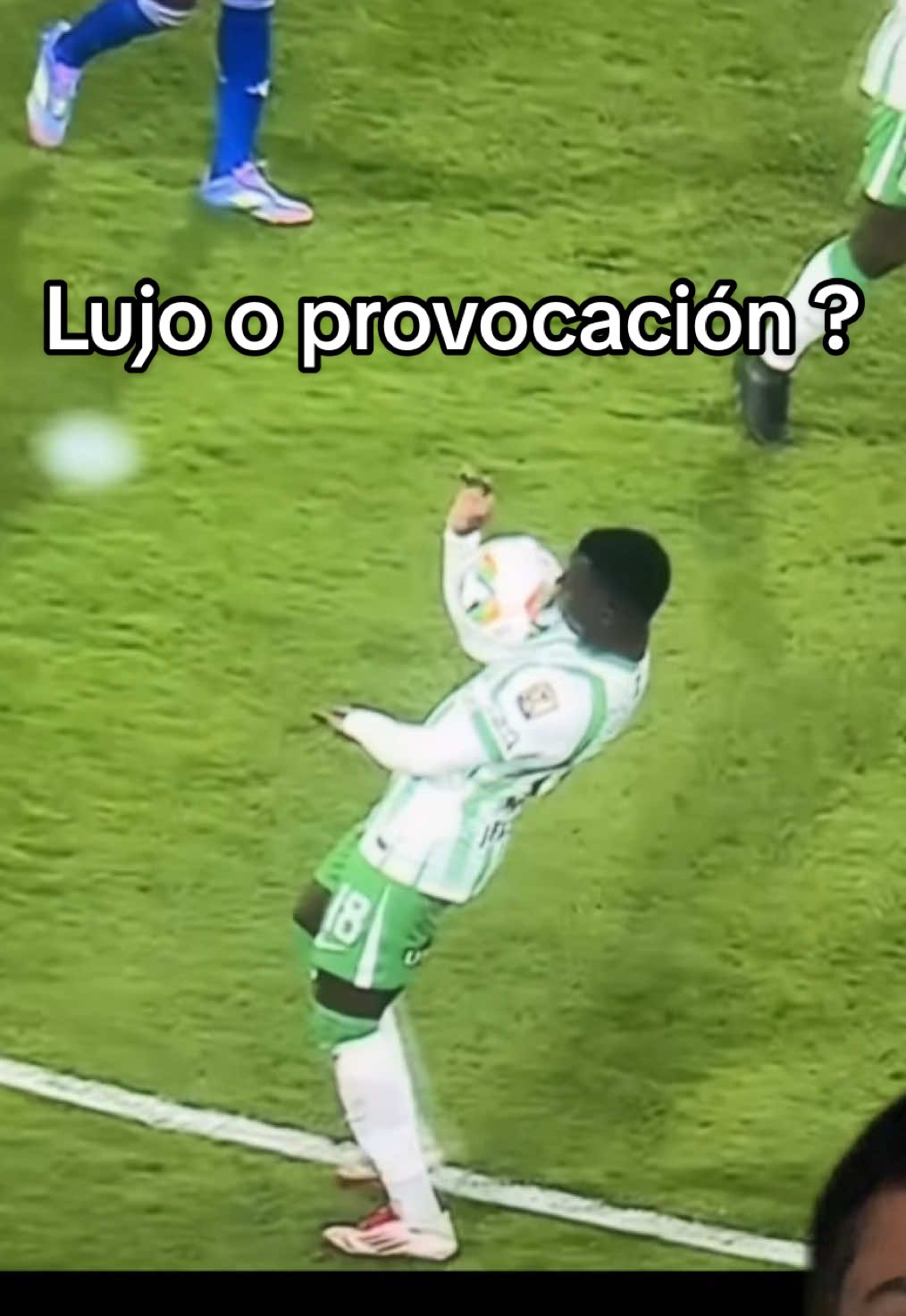 Marino Hinestroza calienta los ánimos en el partido Millonarios vs Nacional, en el primer tiempo el jugador de nacional tiró una jugada que no sentó muy bien en la hinchada de Millonarios  #marinohinestroza #millonariosfc #atleticonacional #sml #clasico #jugadasdefutbol #futbolcolombiano #futbol⚽️ #futboltiktok #fpc #ligabetplay2025 