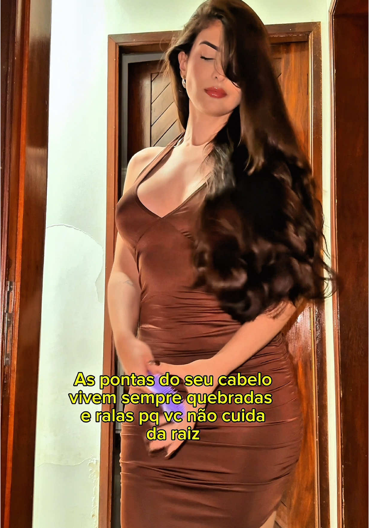 É necessário cuidar da raiz capilar com um produto específico para fortalecimento e restauração da fibra capilar. Fibra forte = menos queda e quebra 🧡✨ . . . . . #cabelosaudavel #cabeloslongos #beautygirl #hairbeauty #girl #look #tonicopoderoso #pontassaudaveis #cabeloforte #quebracapilar #cabeloquebrado #belezafeminina 