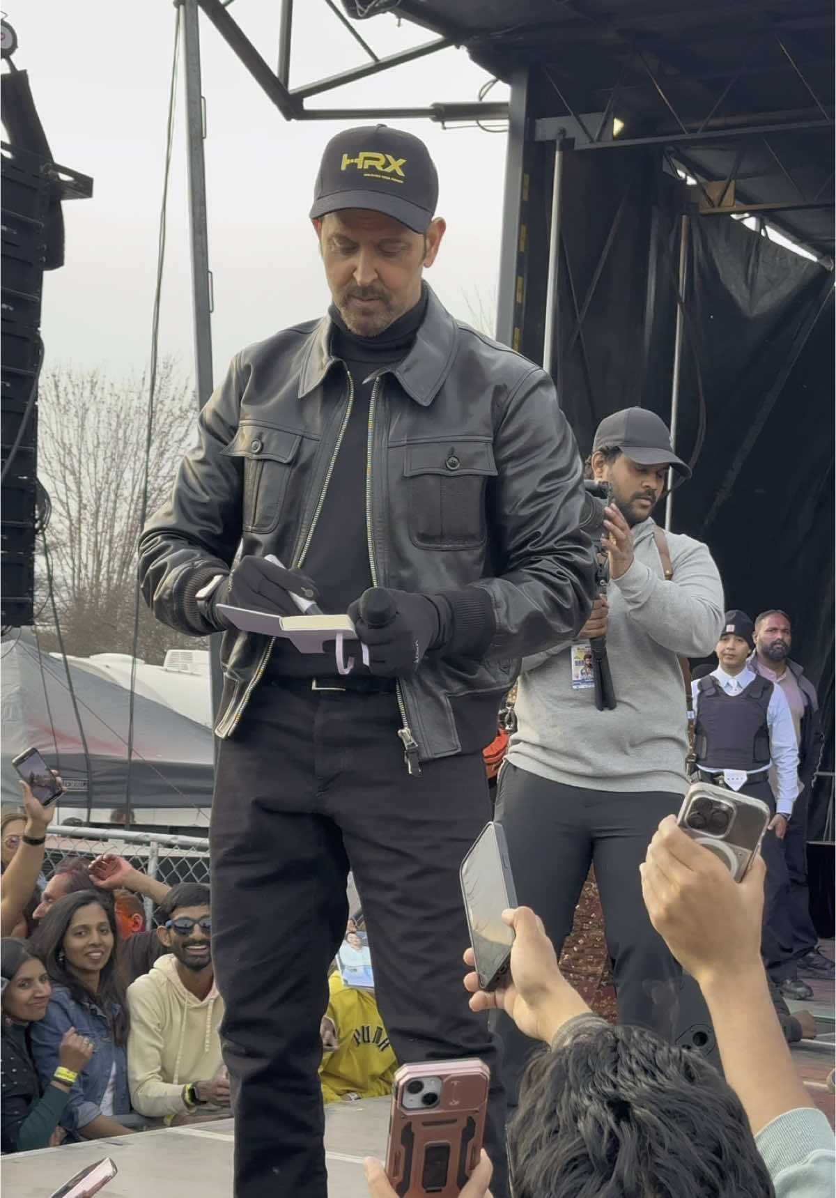 Still in shock after meeting him & getting his autograph🥰☺️  #hrithikroshan #chicago #hrithik #dance #hrithikroshandance 