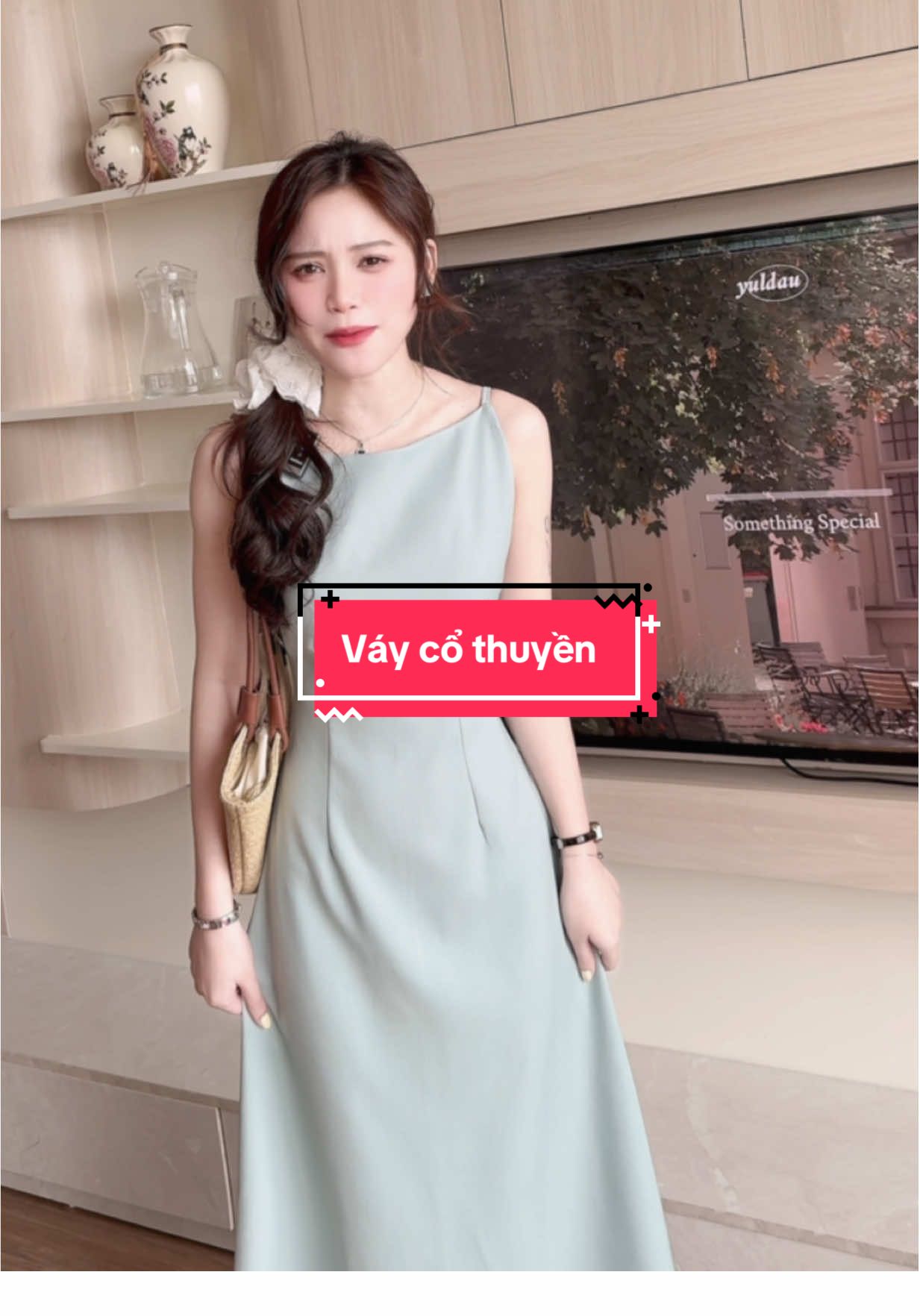 Váy xanh cổ thuyền tôn dáng