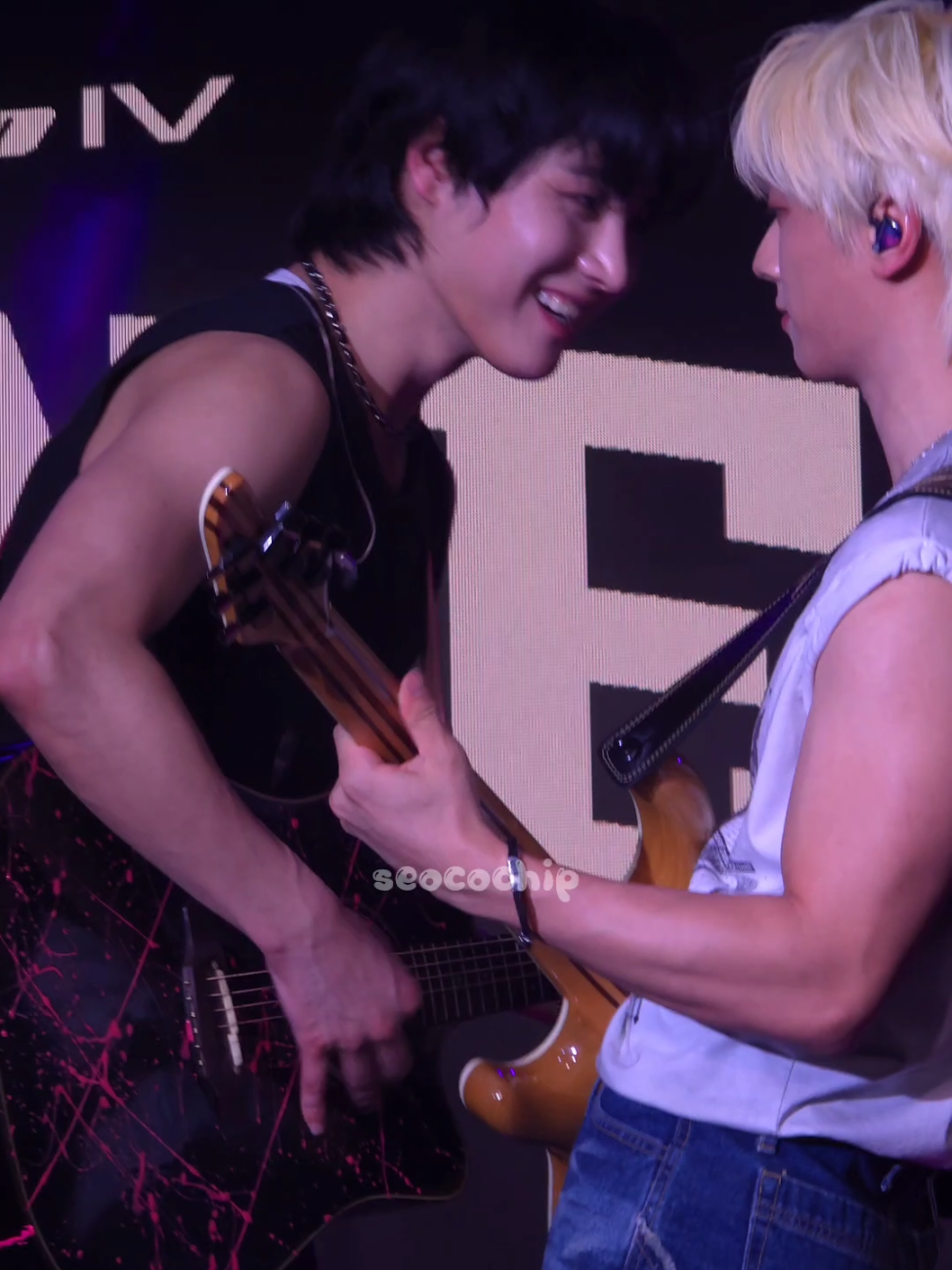 whatever was going on with leader line during gravity...  #onewe #원위 #yonghoon #kanghyun #kband #concert