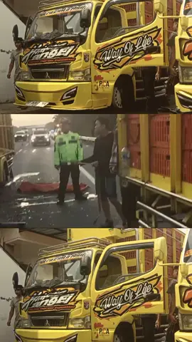 Semoga Husnul Hotima SAM🤲 Buat Para Driver Ayam Selalu Hati2 Di Jalan. Utamakan Keselamatan. Karna Ada Kluarga Yg Menanti Kalian Di Rumah 😇 #laka #trukayam #jombang #jawatimur #bandungjawabarat 