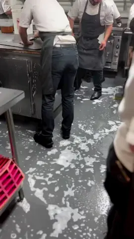 End of the day! Clean Time 🫧🧽🧹🧼 By:@justincogley  ●All rights reserved to the respective owners #chefs_unity #kitchen #cleaning #teamwork #team #chefslife 