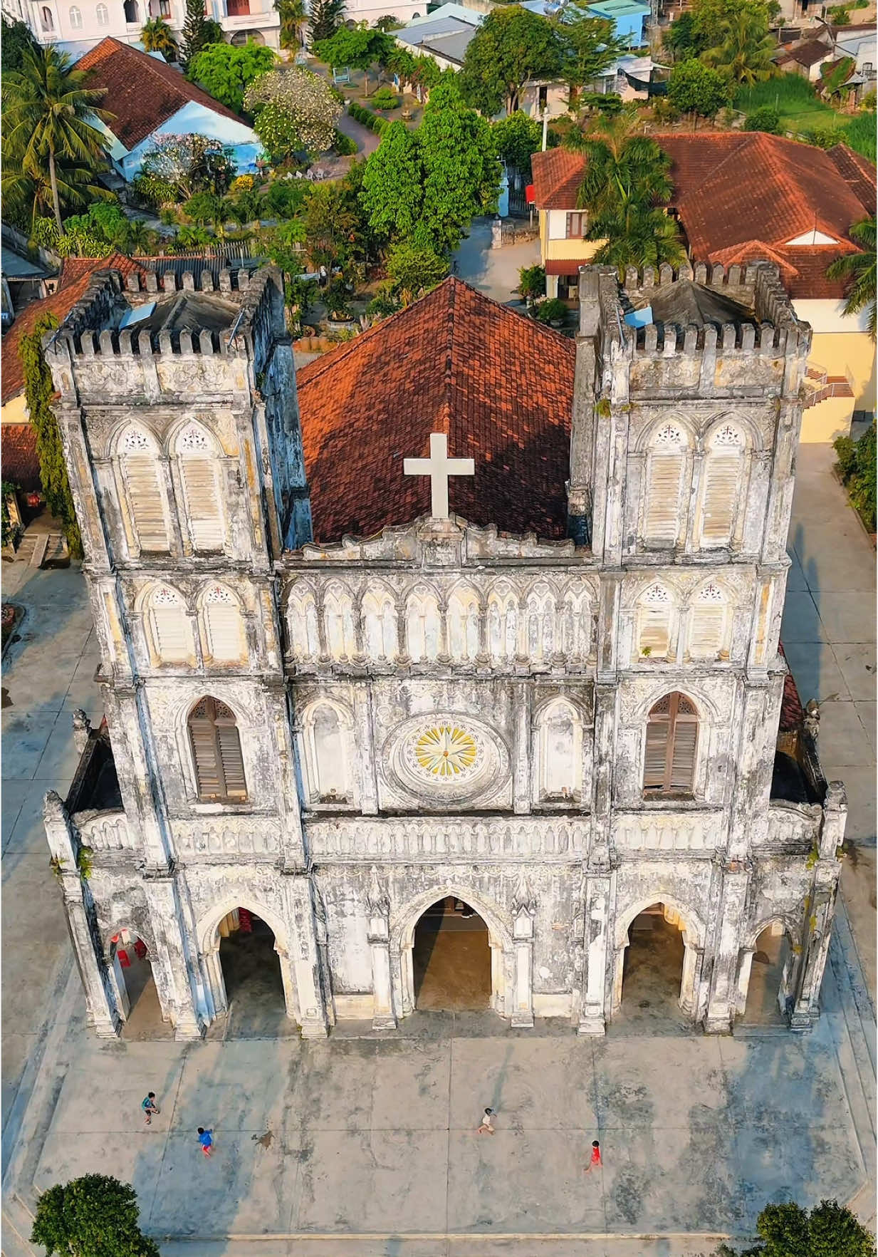 📌Nhà thờ Mằng Lăng, Tuy An, Phú Yên.    Viên ngọc kiến trúc Gothic hơn 130 năm tuổi giữa lòng Phú Yên. Không chỉ là một trong những nhà thờ cổ nhất Việt Nam, nơi đây còn lưu giữ cuốn sách chữ Quốc ngữ đầu tiên – “Phép giảng tám ngày” của linh mục Alexandre de Rhodes.🇻🇳#ilovevietnam🇻🇳🇻🇳🇻🇳 #phuyen #tuyan #nhathomanglang #nhathomanglangphuyen 