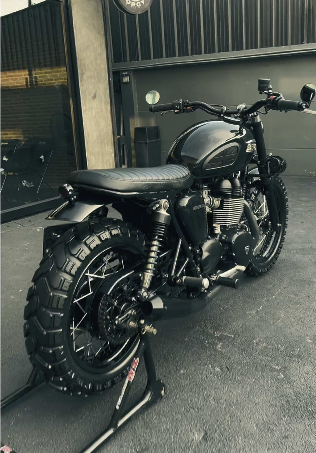 [ Triumph Bonneville T100 ] ปี2015  #เข้าใหม่ ✔️ดำ ✔️ไมล์ 13,xxx km.  ✔️ไฟหน้าLed ✔️ไฟเลี้ยวLed ✔️ไฟท้ายLed ✔️เรือนไมล์แต่ง Motogadget ✔️สปอร์ตไลท์ Piaa ✔️ยางใหม่ Mitas ดอกเต็ม ✔️ท่อแต่ง ✔️ป้ายทะเบียนเปิดพับ ✔️แฮนด์บาร์+ ตุ๊กตาแฮนด์แต่ง ✔️เบาะแต่ง+ท้ายสั้น ✔️พร้อมใช้งานระบบไฟติดครบ  ✔️เปลี่ยนถ่ายน้ำมันเครื่องใหม่ ✔️เอกสารเล่มทะเบียนชุดโอนครบ 📍ดูรถได้ที่พุทธมณฑลสาย5📍 ✔️โทร.0957 131900~ 0954924038 ✔️แอดไลน์.bladejang _______#ราคา 269,000.-บาท_______ #ราคาสดครับ  ✔️เงินสด ✔️จัดไฟแนนซ์ ✔️รับบัตรเครดิตทุกธนาคาร ✨ส่งกรุงเทพฯ มัดจำ 5,000 💲 ✨ส่งต่างจังหวัด มัดจำ 10,000 💲[คิดค่าส่งตามระยะทาง] ✔️ #ส่งทั่วไทย มีบริการเก็บเงินปลายทาง  ขอบคุณครับ