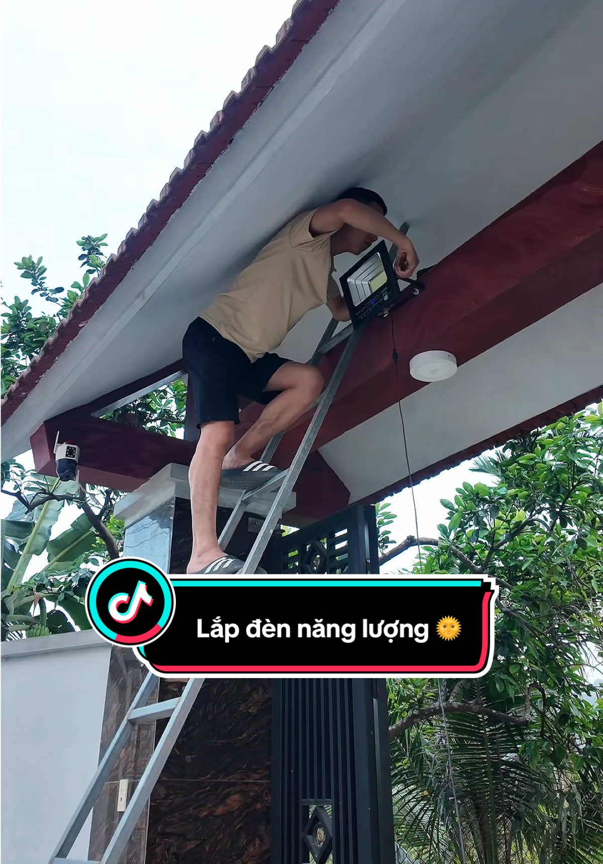 Dùng đèn năng lượng mặt trời đỡ tốn tiền điện các bác ạ #khanghatay #dennangluongmattroi #dennangluong #dennangluongmattroigiatot 