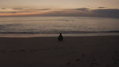 مكانكِ فارِغاً يامحَبوبتي وقلبي أصبَح فارِغاً بغيابكِ وحيّاتي كُلها فارِغة بدونكِ فأنتِ كُنتِ التي تزهَرين حيّاتي وعِندما ذَهبتي لم تكُن حيّاتي حيّاة . #تانيتكم #محمد_عبد_الجبار #اغاني #حزين 