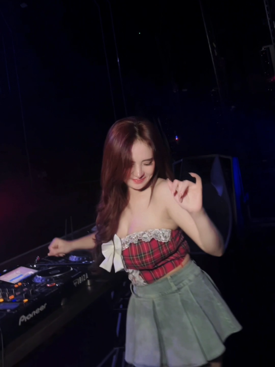 Sicantik Menggoda #djaliendya #cendoldawet #djcantik #funkotremix #viral #partytonight #trendingvideo #nightparty #ladiesnight #fyp  #clubbingparty #partypeople 