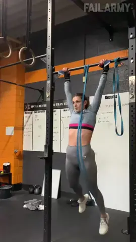 You were just trying to get that perfect pull-up with a little help… but the rubber band had other plans 😵‍💫💥 Right between the legs – instant regret and gym comedy gold! #humor #fitness #bodybuilding #powerlifter #gymfail #pullupstruggles #rubberbandrevenge #funnygymmoment #workoutgonewrong