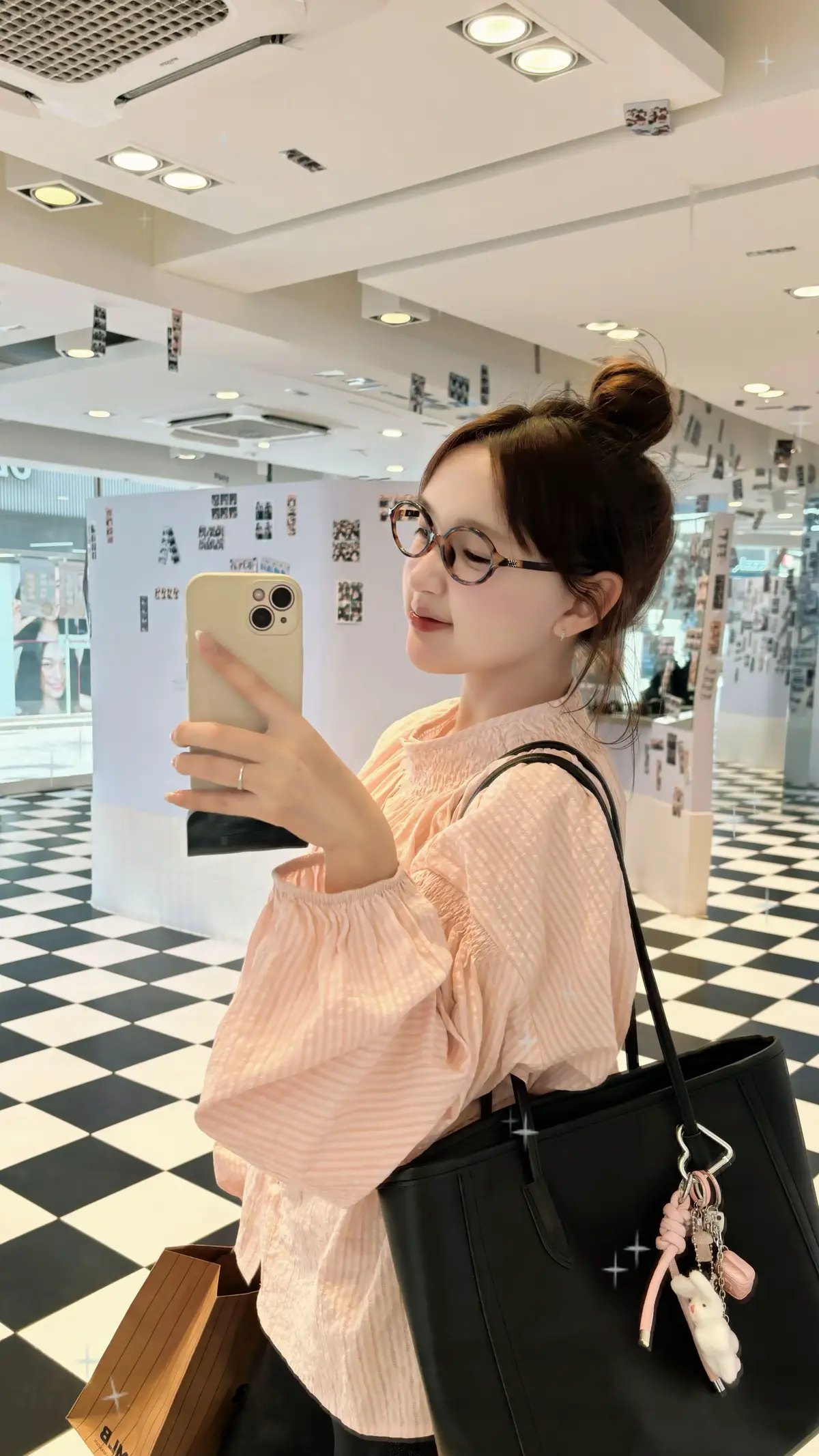 “Chẳng mấy chốc, rồi mình sẽ gặp lại nhau. Ý em là, em đã trải qua năm mùa hoa đào nở rộ mới đủ dũng cảm bước đến gặp người. Để lời chào tạm biệt năm ấy không phải một dấu chấm hết, để những điều còn ấp ủ sẽ chẳng phải giấu nhẹm đi. Để em biết được người đã trưởng thành hơn những năm tháng cũ, để em được nhìn thấy người đang sống yên vui. Nhưng mà, Tại sao cứ phải bỏ lỡ nhau ta mới học được nhiều thứ? … Em nhớ người.” 🩷 ##xh#viral #fyp #foryou #xuhuong 