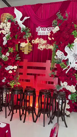 Gia tiên lụa đỏ rượu #Dichvucuoihoithaiduong #rạpcướichợmớiangiang #trangtritieccuoiangiang #backgroundcuoi #congcuoidep #weddingdecor #đámcưới 
