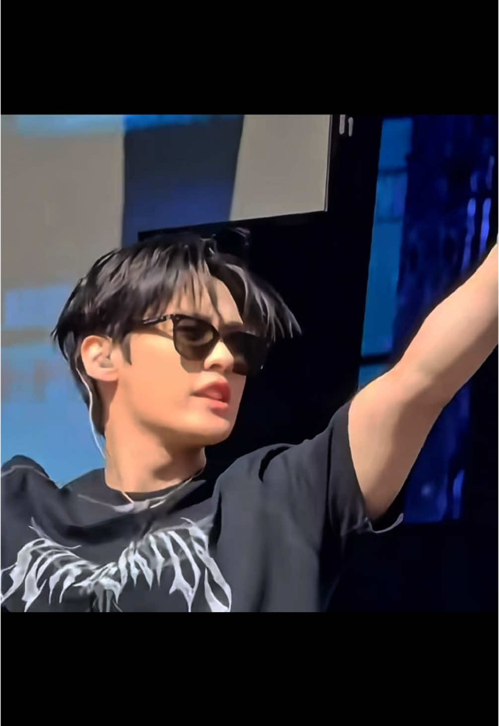 yesssssss sunglasses soundcheck 🖤 #straykidsstay #straykids #skz #leeknow #dominatetour 