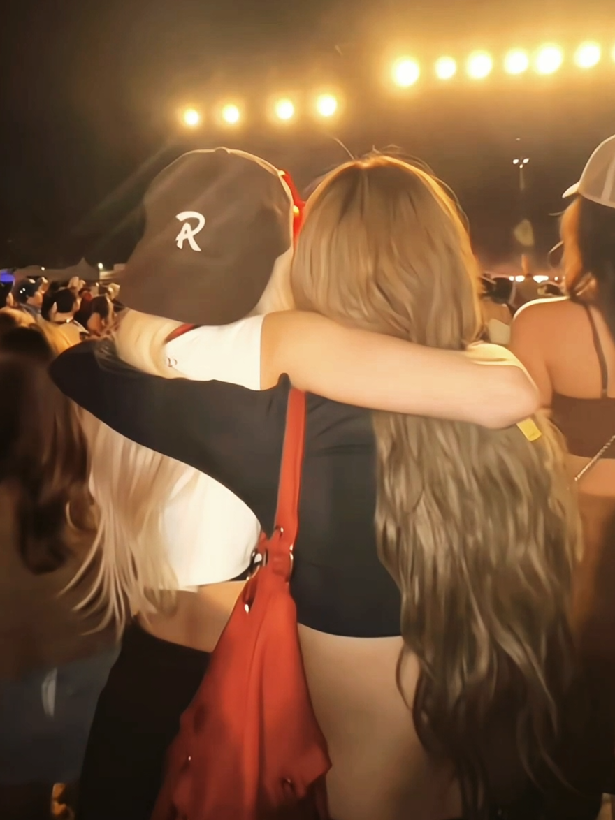 Thật thích cái cách mà hai chị bé ủng hộ Jennie #Lichaeng #Chaelisa #Lisa #Rosé #Blackpink #Blink #Couple #OTP 