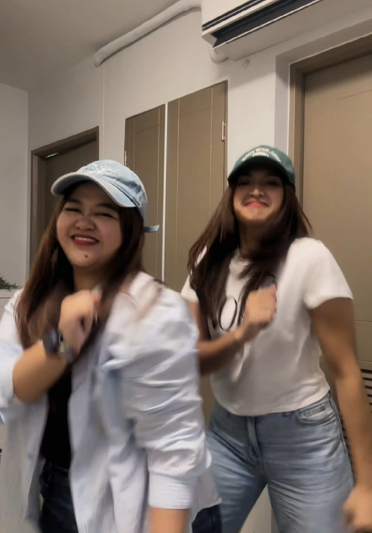 FREAAAK OUT!! 😝 galaw2 mga tita! Hahaha! w/ zee bestfriend!!! @인나 ♥️ #fyp #fyppppppppppppppppppppppp #foryou #foryoupage #dancechallenge #tiktok 