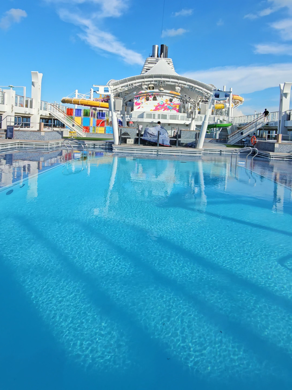 view di dalam kapal dream cruise dream ada kolam renang 🛳👍#kapalpesiar #cruise #cruiseship #cruisedreamgenting #kapalgentingdream #kapalpesiarmewah #kapalpesiargentingdream #kolamrenang 