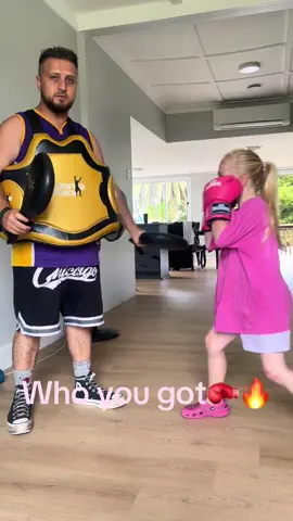 Did little sis do better then big sis🥊 #boxingtraining #boxing #kidsboxing #foryou #famous #viralvideo #foryoupage #foryou 