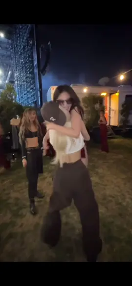 Rosé hugging Jennie 😭💕 #jennie #jenchella #coachella #rosé #lisa #blackipink #chaennie #jenlisa #blackpink #originalvideo #jennie #jennielikejennie #family #coachella2025 #blackpink 