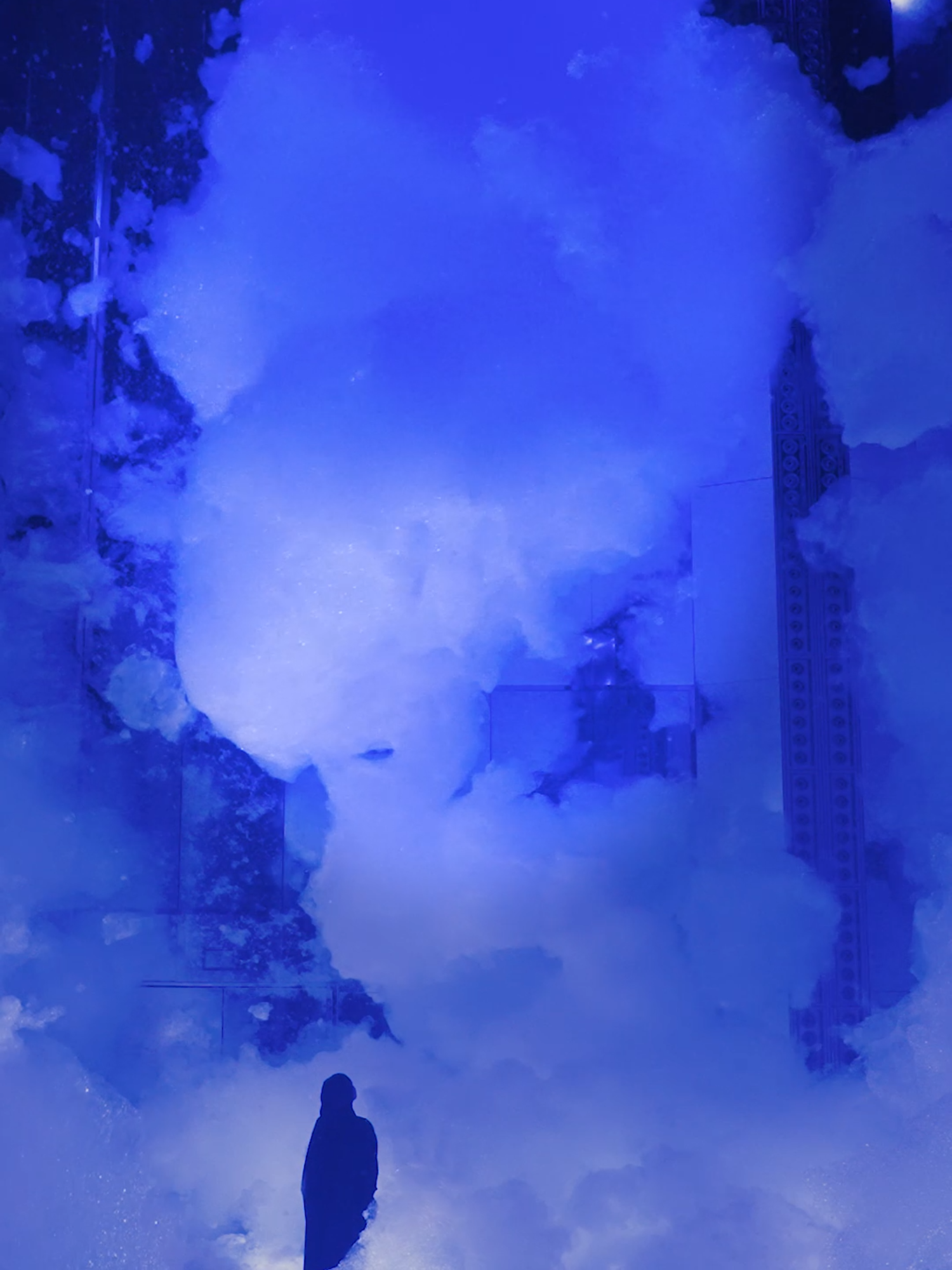 Opens on April 18. “teamLab Phenomena Abu Dhabi” Saadiyat Cultural District, Abu Dhabi #teamLabPhenomena #AbuDhabi #teamLab #art #exhibitions #チームラボ #アブダビ #アート ・ “Massless Amorphous Sculpture” The only material substances present in this space are ordinary soap, water, and air. The bubbles are soap bubbles. This floating, immense sculpture emerges from a sea of bubbles, transcending the very concept of mass. It neither sinks to the ground nor rises completely to the ceiling, but instead drifts in the middle of the space. The contours of its existence are ambiguous—it fragments into smaller pieces, but merges into a larger mass. Even when people fully immerse themselves in this sculpture, its existence remains intact. If broken by people, it naturally restores itself. However, when the sculpture is destroyed beyond what it can repair, it collapses, unable to recover. Even if people try to move or push this floating sculpture, they cannot do so, and if they stir up wind, the sculpture disperses entirely. Physical human actions cannot move the sculpture.