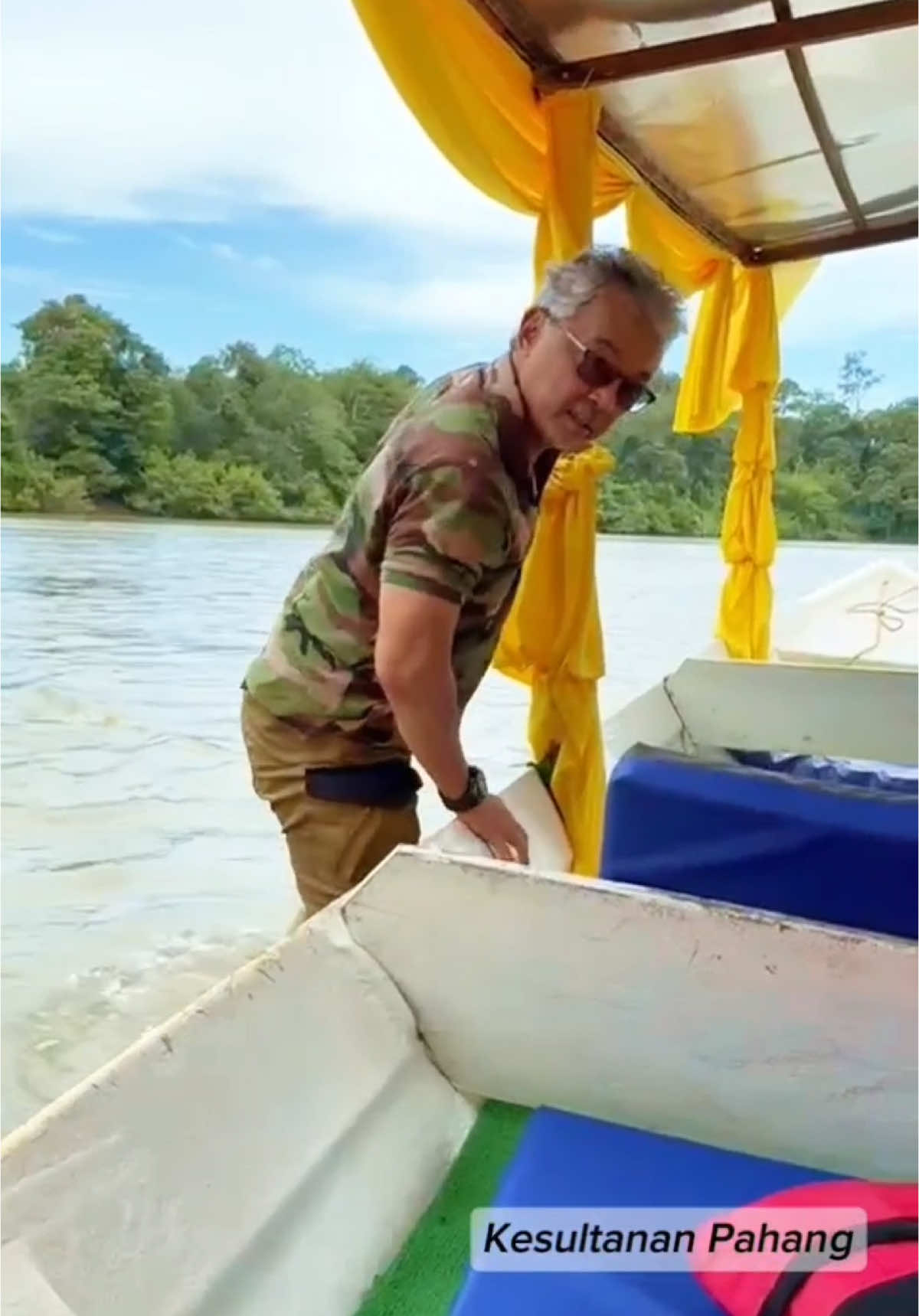 [SEDUTAN VIDEO] Kebawah Duli Paduka Baginda Sultan Pahang Al-Sultan Abdullah Ri’ayatuddin Al-Mustafa Billah Shah Ibni Al-Marhum Sultan Haji Ahmad Shah berkenan turun ke sungai dan menolak sendiri bot berhampiran Kampung Sungai Sepia ketika menyusur Sungai Pahang  ke Pos Kawalan Rizab Harimau Diraja Al-Sultan Abdullah menggunakan bot dari Jeti Kampung Bantal, Ulu Tembeling pada 14 April 2025.  Eksklusifnya, video berkenaan dirakam oleh Kebawah Duli Paduka Baginda Tengku Ampuan Pahang Tunku Azizah Aminah Maimunah Iskandariah Binti Almarhum Sultan Iskandar Al-Haj. -KESULTANAN PAHANG
