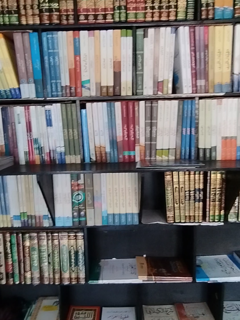Ilmu adalah investasi yang paling berharga. Karena itu bagi penuntut ilmu seharusnya cari pasangan yang sama-sama juga senang dengan ilmu.  #fyp #penuntutilmu #kitabkuning #santriindonesia #akademisi #buku 