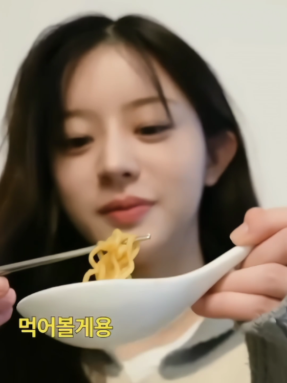 minju eating #minju #illit | #fancam #eatingfancam #fancamidol #kpopeating [ #mmukrsjd ] #fyp #foryoupage #foryou #fypage #fyppppppppppppppppppppppp 