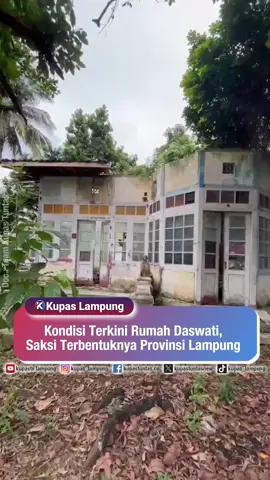 Kondisi Terkini Rumah Daswati, Saksi Terbentuknya Provinsi Lampung . . Rumah Daswati, saksi bisu lahirnya Provinsi Lampung tahun 1962, kini terbengkalai di balik tembok dan pepohonan di Jalan Tulang Bawang No. 11, Enggal Bandar Lampung. Bangunan bersejarah ini nyaris terlupakan. - Untuk berita selengkapnya, baca di www.kupastuntas.co - #RumahDaswati #SejarahLampung #LampungHeritage #BandarLampung #SaksiSejarah #Rumahbersejarah