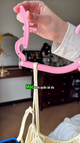 Những người sử dụng móc treo quần áo trong khách sạn là ai? Tôi phải giới thiệu cho bạn chiếc móc treo đồ mini cầm tay này! Không hề khó chịu khi treo đồ lót vào đó khi giặt ngoài trời!! #moctreoquanaogapgon #tienich #giadungnhatam #creatorsearchinsights #thietthuc #jizonguyen 