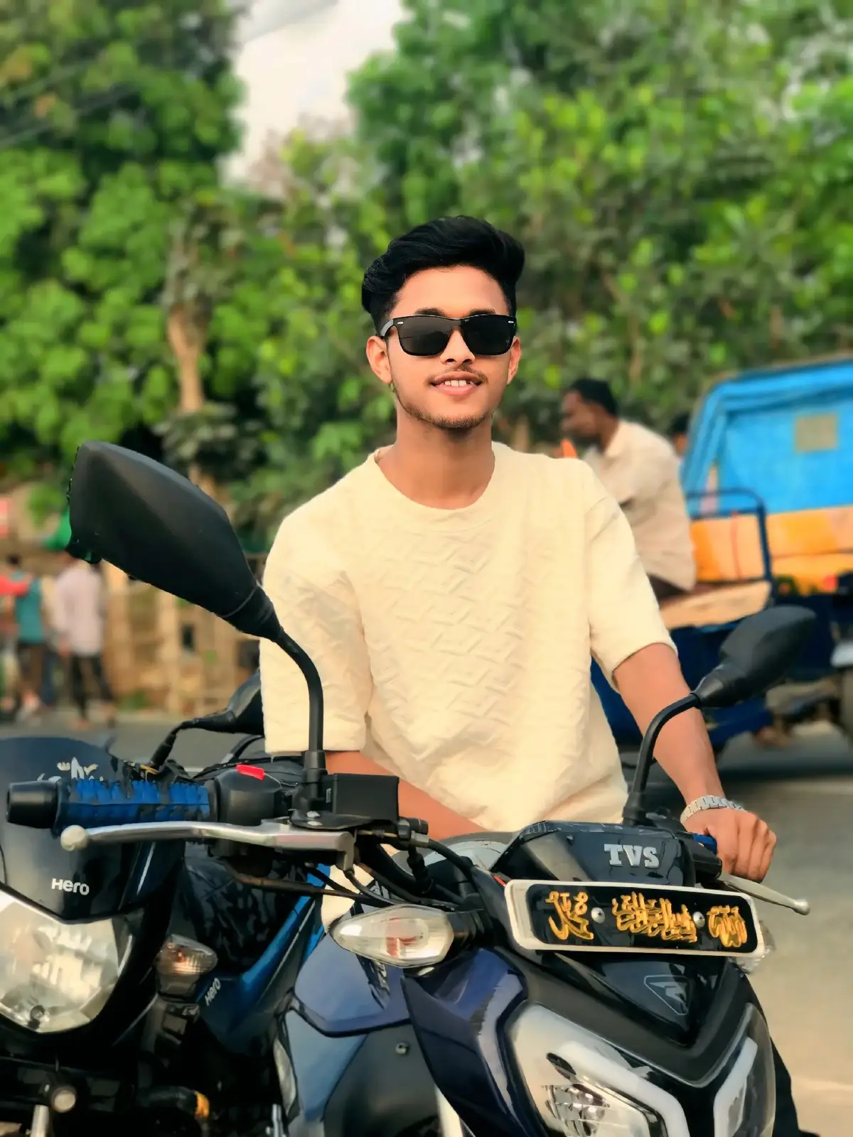 আমরা হয়তো দেখতে সুন্দর না!! তবে  কালো চশমা পারলে বিলের লাগে!!